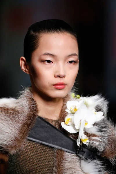 Look 100